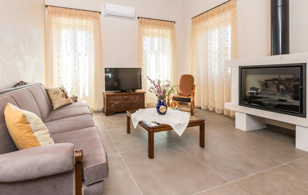 Villa Callisto- Elegant Restored Villa With Pool Yírion Buitenkant foto