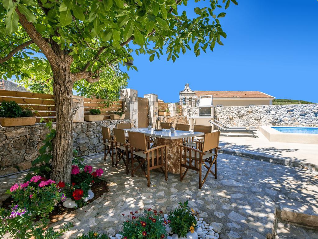 Villa Callisto- Elegant Restored Villa With Pool Yírion Buitenkant foto