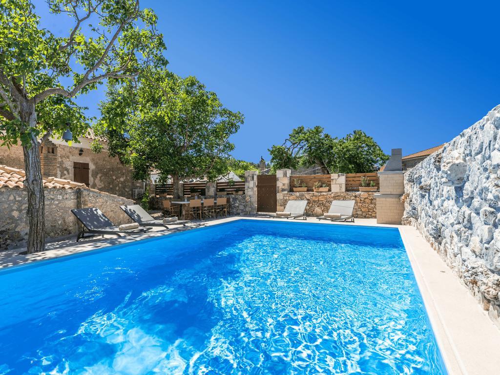 Villa Callisto- Elegant Restored Villa With Pool Yírion Buitenkant foto