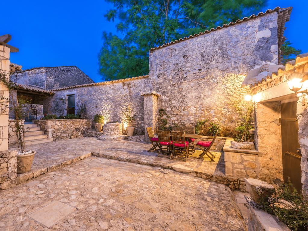 Villa Callisto- Elegant Restored Villa With Pool Yírion Buitenkant foto